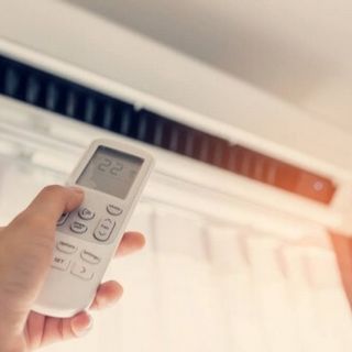 Telecomando imposta aria condizionata a 22 gradi, risparmio energetico e comfort termico in casa