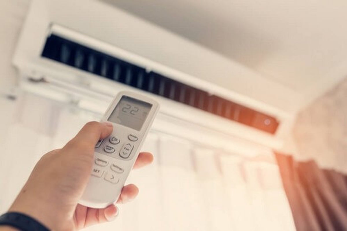 Telecomando imposta aria condizionata a 22 gradi, risparmio energetico e comfort termico in casa