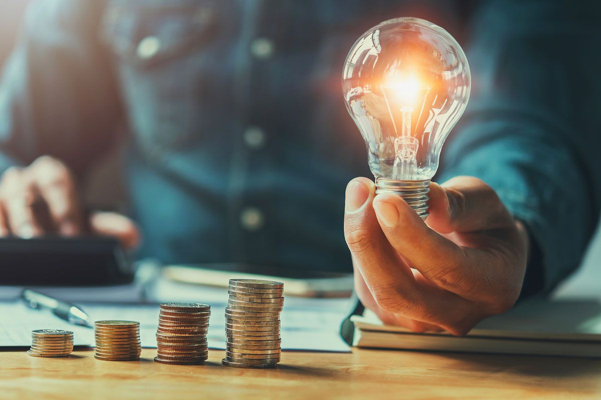 Icona rossa di una mano che riceve una moneta euro, simbolo di risparmio economico e gestione delle spese domestiche