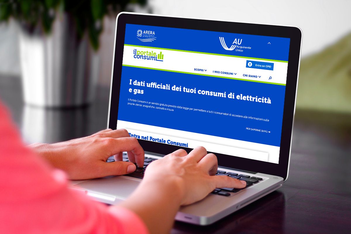 Utente consulta Portale Consumi Arera su laptop, monitor con dati ufficiali consumi energia elettrica e gas, homepage sito...