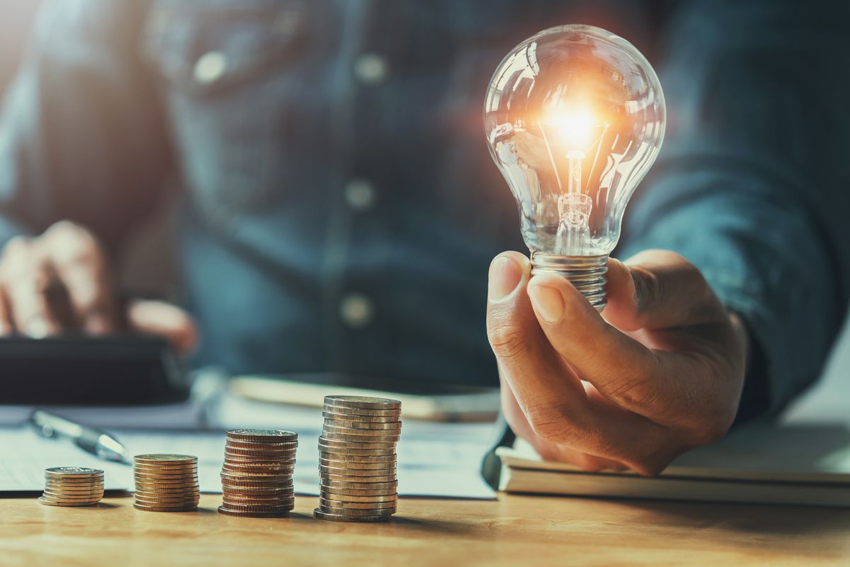 Icona rossa di una mano che riceve una moneta euro, simbolo di risparmio economico e gestione delle spese domestiche