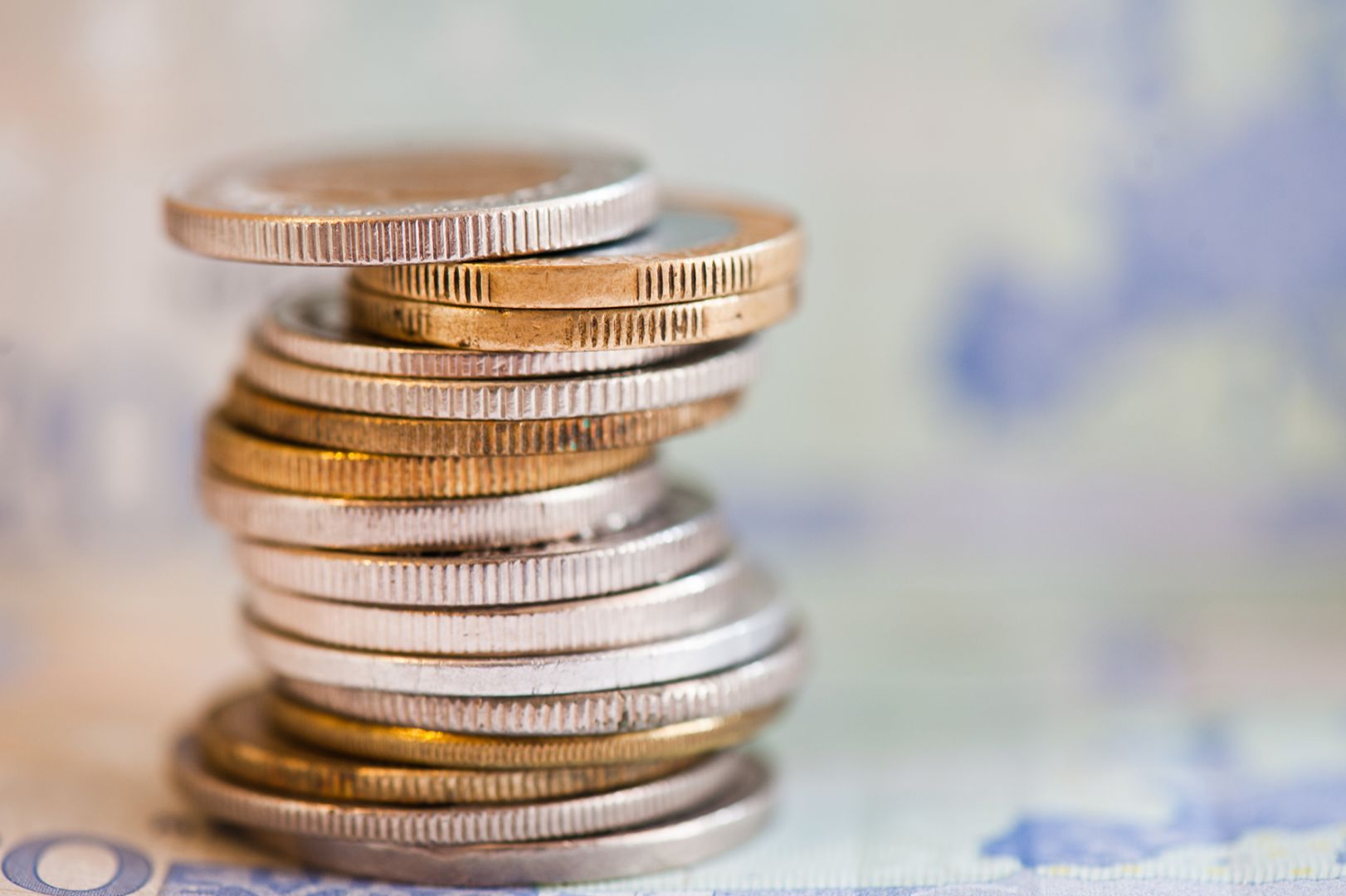 Icona rossa di una mano che riceve una moneta euro, simbolo di risparmio economico e gestione delle spese domestiche