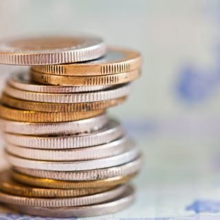 Icona rossa di una mano che riceve una moneta euro, simbolo di risparmio economico e gestione delle spese domestiche