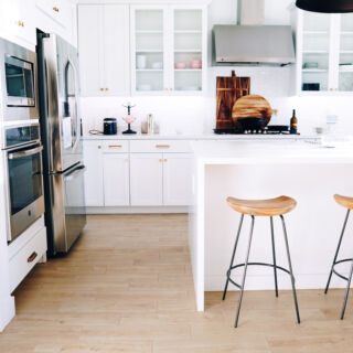 Cucina moderna luminosa con elettrodomestici efficienti, suggerimenti per risparmiare energia in casa