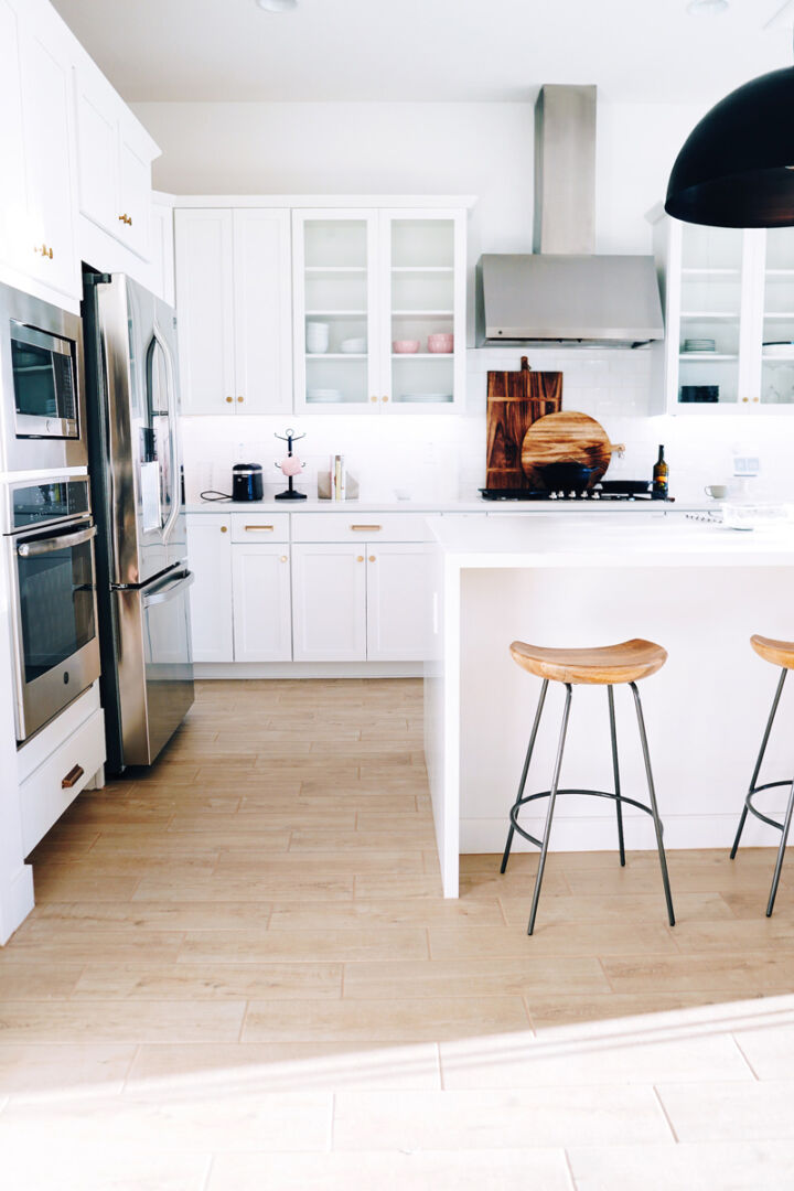 Cucina moderna luminosa con elettrodomestici efficienti, suggerimenti per risparmiare energia in casa