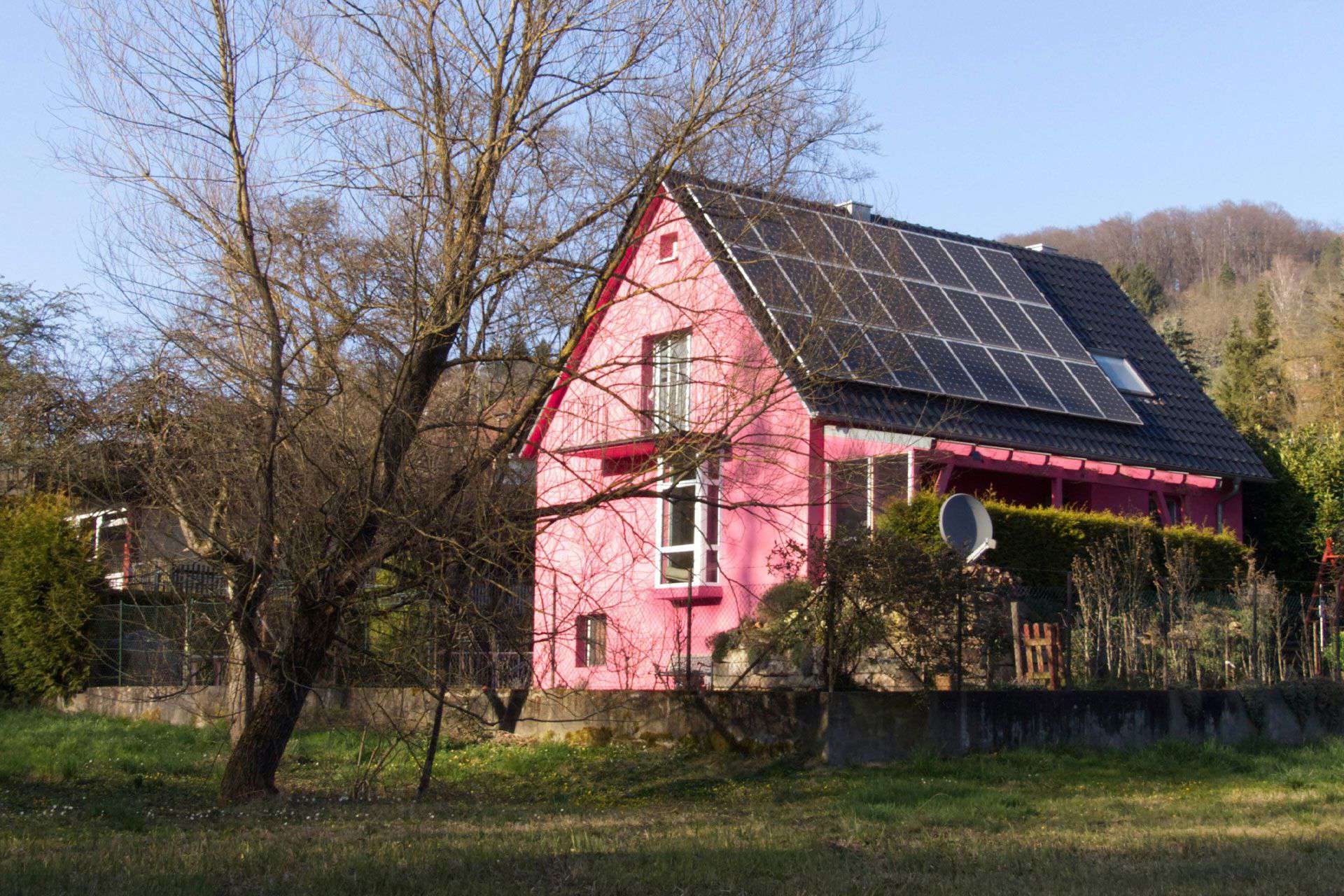 Casa indipendente con pannelli fotovoltaici sul tetto, energia solare residenziale, soluzione sostenibile per abitazioni
